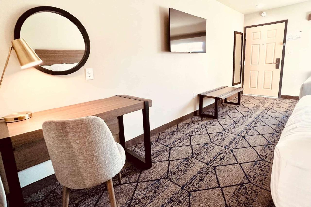 Ramada By Wyndham Modesto Yosemite Area Otel Dış mekan fotoğraf