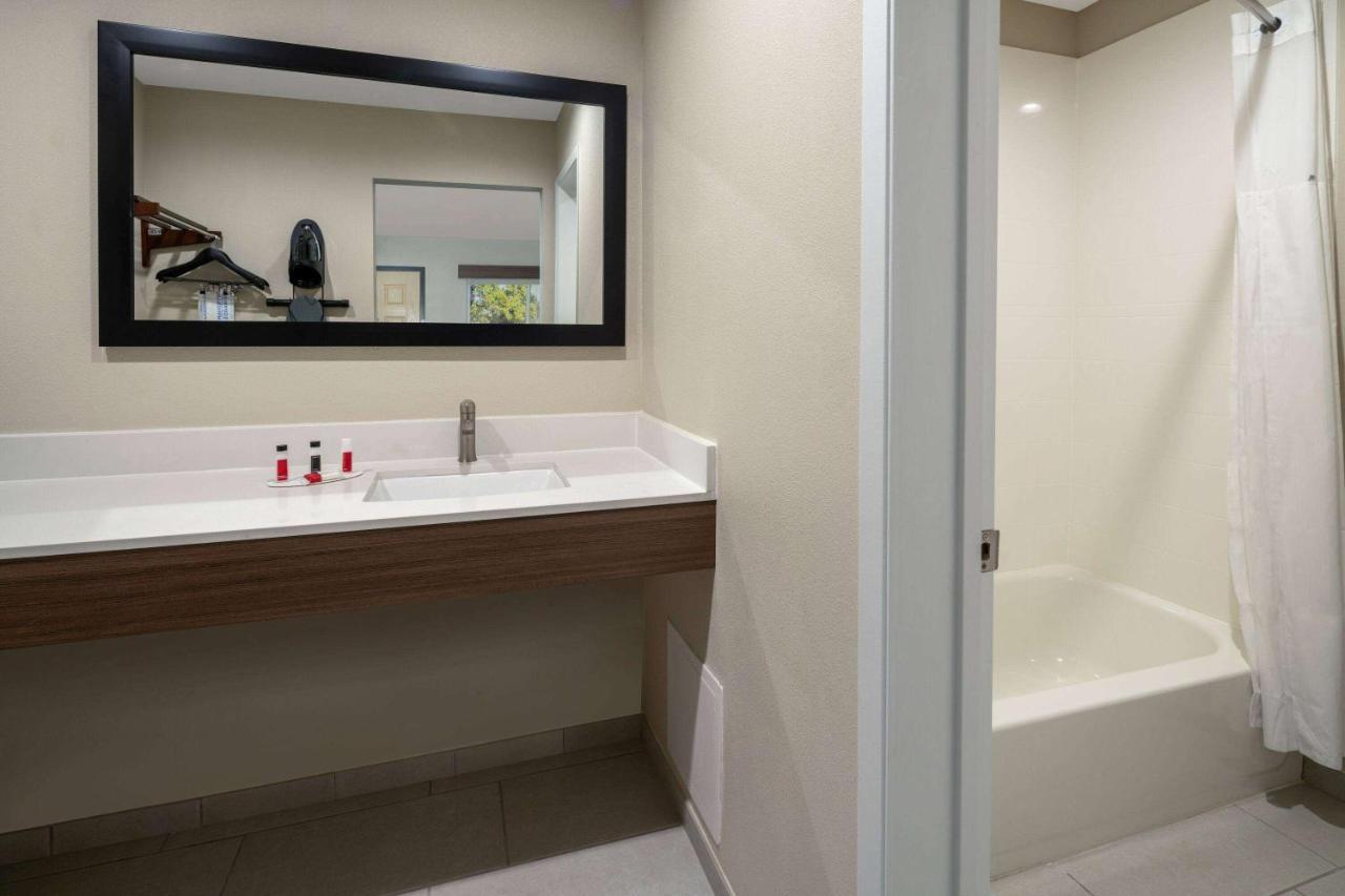 Ramada By Wyndham Modesto Yosemite Area Otel Dış mekan fotoğraf