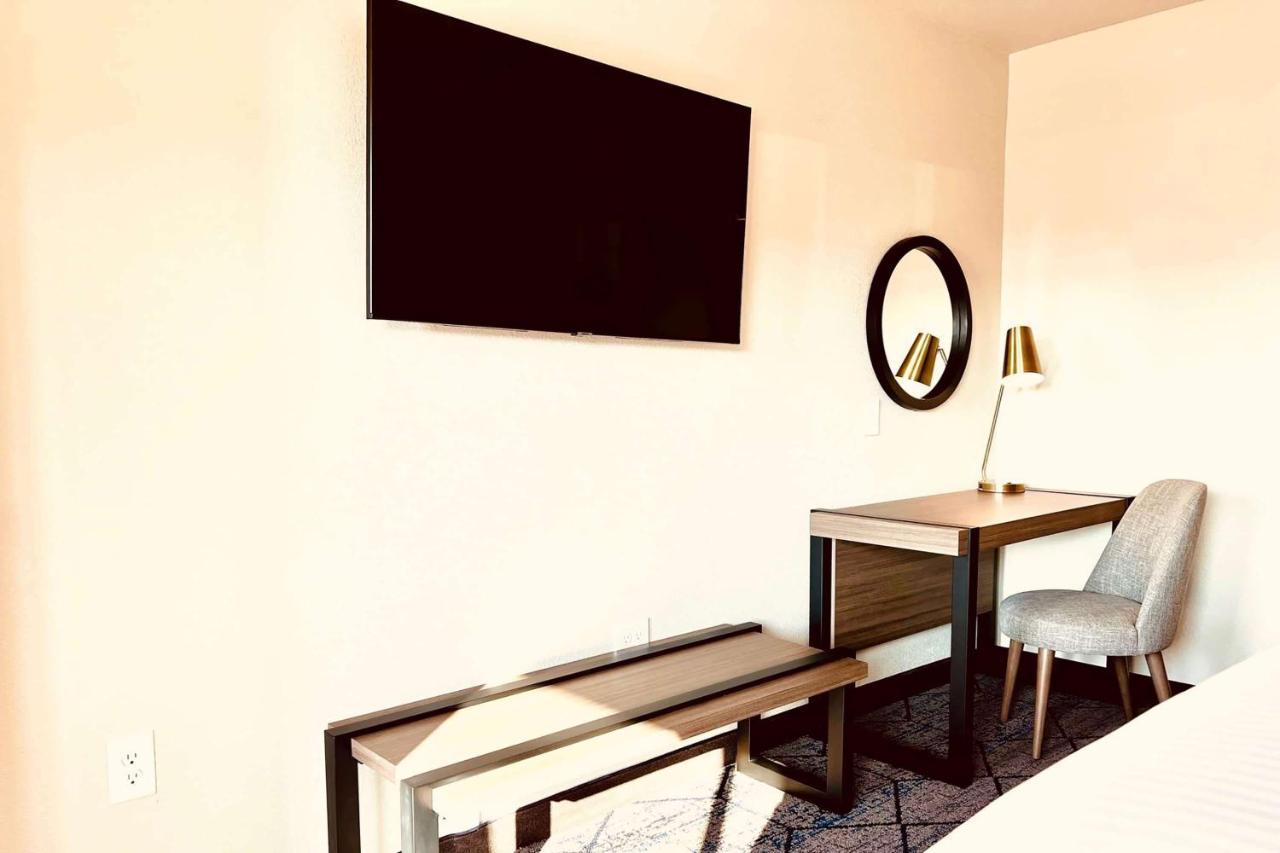 Ramada By Wyndham Modesto Yosemite Area Otel Dış mekan fotoğraf